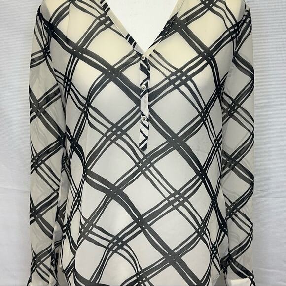Priced to Sell!! Banana Republic XS Sheer Plaid Button-Up Blouse - Picture 3 of 11